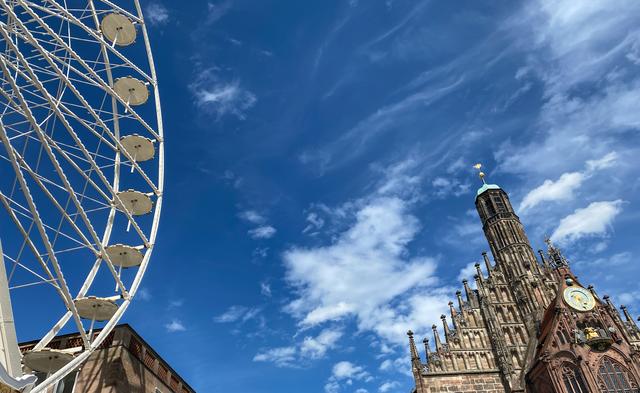 Der Aufbau auf dem Hauptmarkt hat begonnen.  | Foto: Nicole Fuchsbauer
