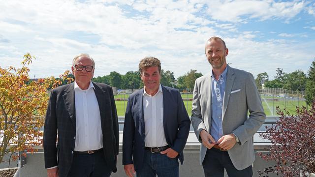 Dieter Hecking (Mitte)  ist neuer Sportvorstand in Nürnberg. Auf dem Bild mit  Aufsichtsvorsitzenden Dr. Thomas Grethlein (l.) und Niels Rossow, kaufmännischer Vorstand.  | Foto: 1. FC Nürnberg