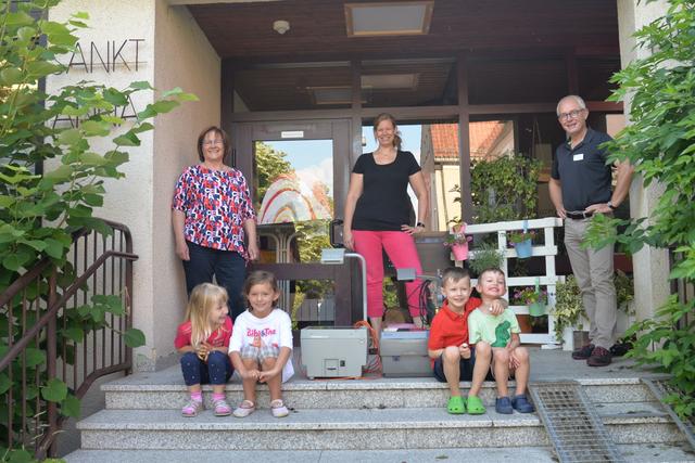 v.l. vorne, sitzend: Kindergartenkinder. Hintere Reihe: Kindergartenleiterin Monika Sebald, Vorsitzende des Fördervereins Katharina Zobel, Andreas Schneider, Leiter der Berufsfachschule für Pflege am Klinikum.