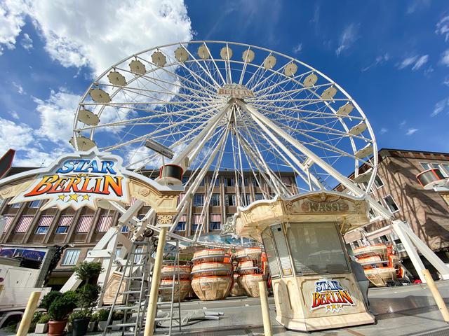 Der Aufbau auf dem Hauptmarkt hat begonnen | Foto: Nicole Fuchsbauer
