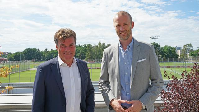 Sportvorstand Dieter Hecking (l.) mit Niels Rossow, kaufmännischer Vorstand beim Club. 