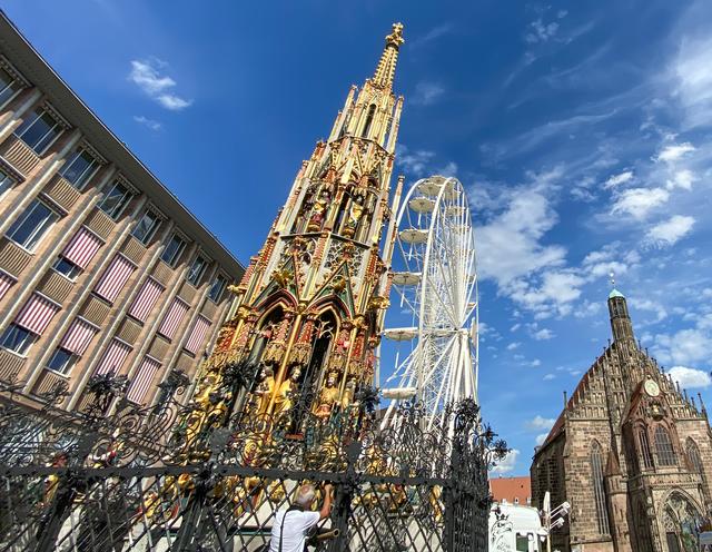 Der Aufbau auf dem Hauptmarkt hat begonnen | Foto: Nicole Fuchsbauer