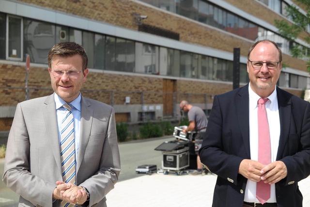 Oberbürgermeister Marcus König (l.) und 2. Bürgermeister und Erster Werkleiter des Servicebetriebs Öffentlicher Raum Nürnberg (Sör) Christian Vogel bei der Eröffnung des neuen Quelle-Parkes.  | Foto: oh