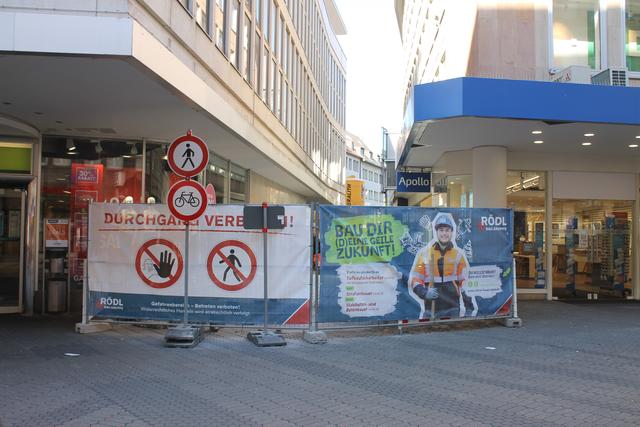 Der Stand heute vormittag: Hinter dem Zaun wird auf Hochtouren gearbeitet. Das Schild mit der Zeitspanne der Sperrung ist umgedreht.