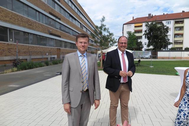 Oberbürgermeister Marcus König (l.) und 2. Bürgermeister und Erster Werkleiter des Servicebetriebs Öffentlicher Raum Nürnberg (Sör) Christian Vogel bei der Eröffnung des neuen Quelle-Parkes.