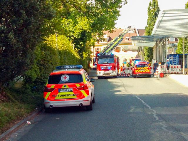Arbeitsunfall am Forchheimer Busbahnhof sorgte am Mittwochnachmittag für einen nicht alltäglichen Einsatz der Freiwilligen Feuerwehr Forchheim. | Foto: Freiwillige Feuerwehr Forchheim