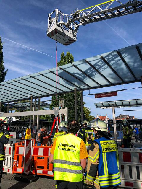Arbeitsunfall am Forchheimer Busbahnhof sorgte am Mittwochnachmittag für einen nicht alltäglichen Einsatz der Freiwilligen Feuerwehr Forchheim. | Foto: Freiwillige Feuerwehr Forchheim