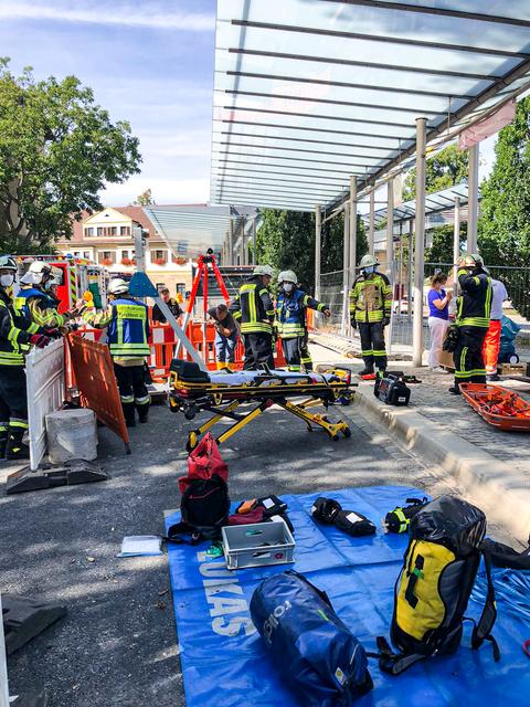 Arbeitsunfall am Forchheimer Busbahnhof sorgte am Mittwochnachmittag für einen nicht alltäglichen Einsatz der Freiwilligen Feuerwehr Forchheim. | Foto: Freiwillige Feuerwehr Forchheim