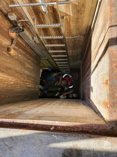 Arbeitsunfall am Forchheimer Busbahnhof sorgte am Mittwochnachmittag für einen nicht alltäglichen Einsatz der Freiwilligen Feuerwehr Forchheim. | Foto: Freiwillige Feuerwehr Forchheim