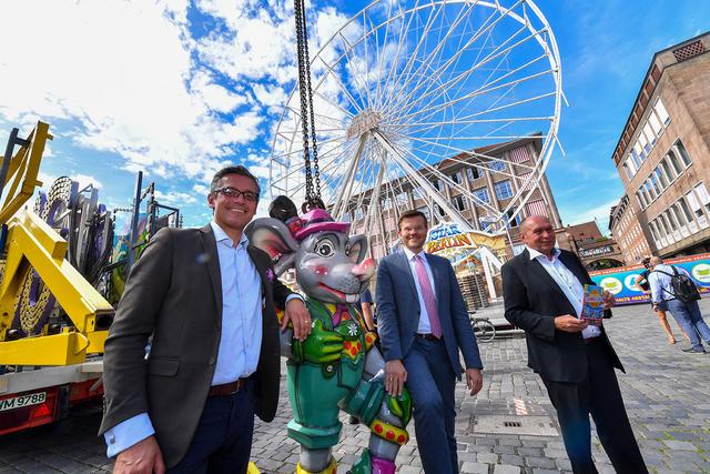 Verkündeten das Programm der Nürnberger Sommertage auf dem Hauptmarkt (v.l.): Wirtschaftsreferent Dr. Michael Fraas, ,,Die Wilde Maus", Oberbürgermeister Marcus König und Vorsitzender des Süddeutschen Schaustellerverbandes Lorenz Kalb.  | Foto: Berny Meyer