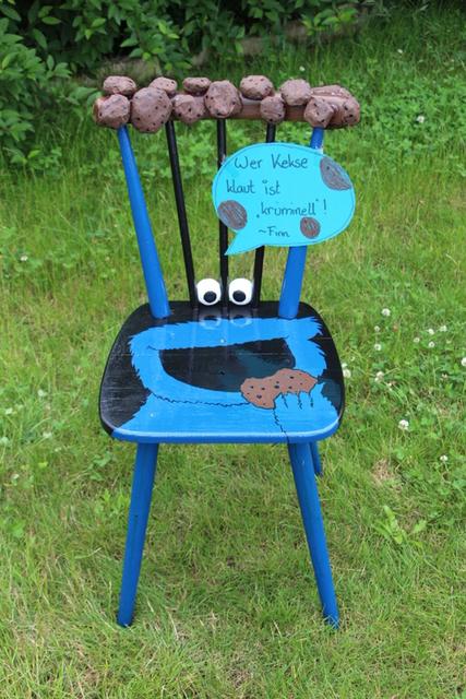 Dieser Krümelmonster-Stuhl ist eines der kreativen Ergebnisse des Nachhaltigkeitsprojektes „Aus alt mach neu“ des Kinderhorts Sattlertor, die nun zur Versteigerung stehen.