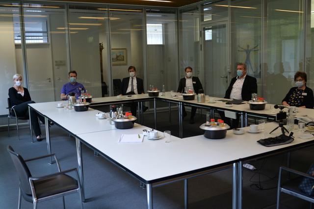 v.l. Kathrin Hamler (Betriebsratsvorsitzende Klinikum), Prof. Dr. Jürgen Gschossmann (Chefarzt, Ärztlicher Direktor Standort Forchheim), Dr. Hermann Ulm (Landrat Forchheim, Aufsichtsratsvorsitzender Klinikum Forchheim- Fränkische Schweiz gGmbH), Sven Oelkers (Geschäftsführer Klinikum), MdB Andreas Schwarz (Mitglied im Haushaltsausschuss und Rechnungsprüfungsausschuss) und Elisabeth Battran (Pflegedirektorin Klinikum).