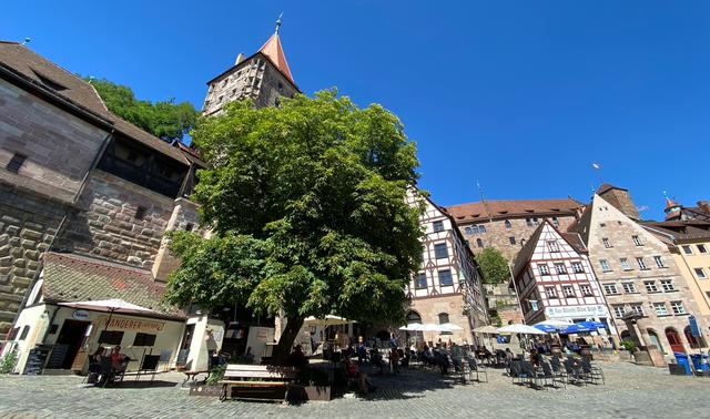 Wahrscheinlich gibt es kaum einen schöneren Platz laue Sommerabende in der Stadt zu verbringen. Traditionell ist fast die ganze Fläche besetzt. Wenn es richtig voll wird, sitzen die Leute mit ihrem Getränk auf dem Boden. In Corona-Zeiten leider ein Problem wegen der Abstandsregeln.