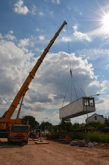 Schwebender Kita-Container: die Kita wurde in einem Baukastensystem Stück für Stück mit dem Kran zusammengesetzt. 

 | Foto: Diakoneo/Claudia Pollok