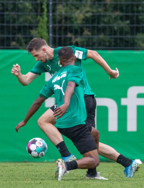 Anton Stach (l) und Julian Green kämpfen im Training um den Ball. | Foto: Daniel Karmann/dpa