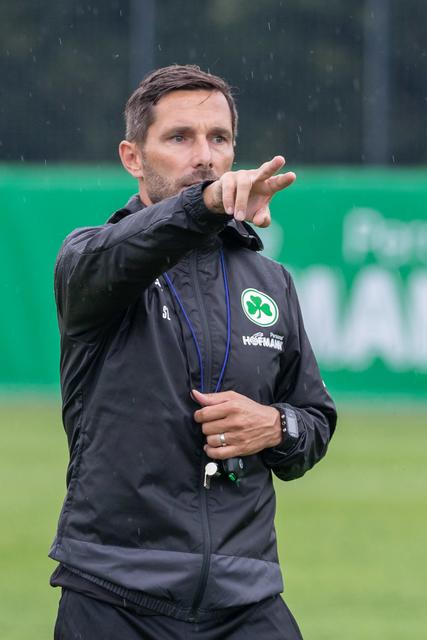 Der Trainer Stefan Leitl gibt Trainingsanweisungen an seine Spieler.  | Foto: Daniel Karmann/dpa