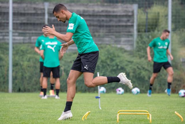Der Spieler Kenny Prince Redondo trainiert auf dem Platz.  | Foto: Daniel Karmann/dpa