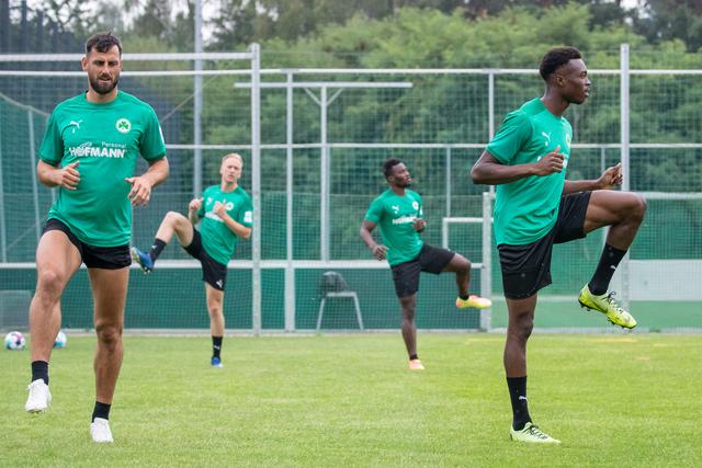Mergim Mavraj (l-r), Havard Nielsen, Hans Nunoo Sarpei und Dickson Abiama trainieren auf dem Platz.