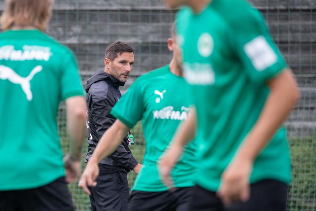 Der Trainer Stefan Leitl (hinten) verfolgt den Trainingsverlauf. | Foto: Daniel Karmann/dpa