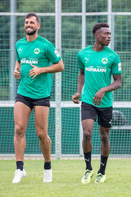 Mergim Mavraj (l) und Dickson Abiama. | Foto: Daniel Karmann/dpa