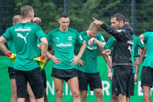 Der Trainer Stefan Leitl (r) gibt Trainingsanweisungen an seine Spieler.  | Foto: Daniel Karmann/dpa