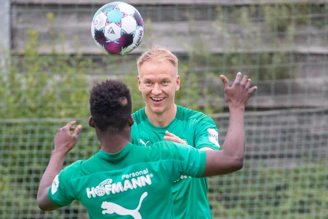  Die Spieler Havard Nielsen (r) und Hans Nunoo Sarpei agieren auf dem Platz. | Foto: Daniel Karmann/dpa