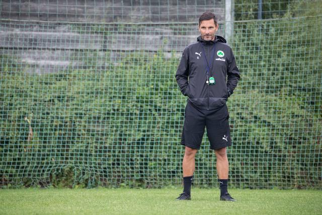 Der Trainer Stefan Leitl (hinten) verfolgt den Trainingsverlauf. | Foto: Daniel Karmann/dpa