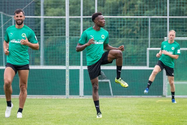 Mergim Mavraj (von l. nach r.), Dickson Abiama und Havard Nielsen trainieren auf dem Platz. | Foto: Daniel Karmann/dpa