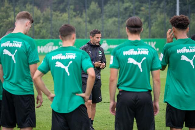 Der Trainer Stefan Leitl (M) gibt Trainingsanweisungen an seine Spieler. | Foto: Daniel Karmann/dpa