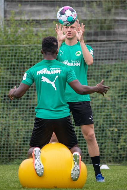 Die Spieler Havard Nielsen (r) und Hans Nunoo Sarpei agieren auf dem Platz. | Foto: Daniel Karmann/dpa