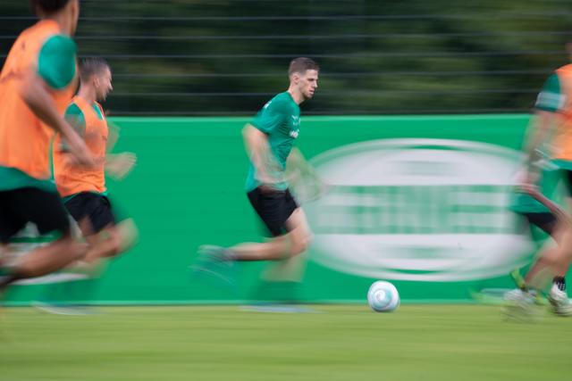 Anton Stach (M) am Ball.