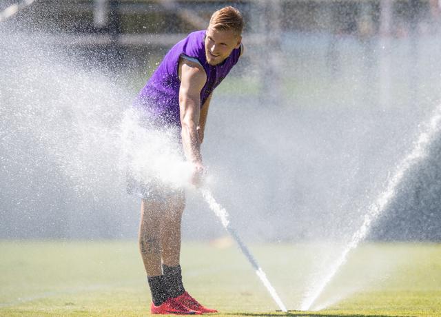 Hanno Behrens hält seine Hand in den Wasserstrahl der Rasensprinkleranlage. | Foto: Daniel Karmann/dpa