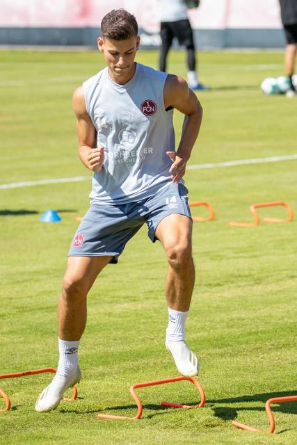  Der Neuzugang Tom Krauß bei einer Übung.  | Foto: Daniel Karmann/dpa