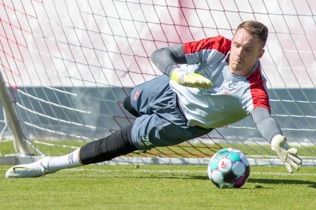 Torwart Christian Mathenia in Aktion.  | Foto:  Daniel Karmann/dpa