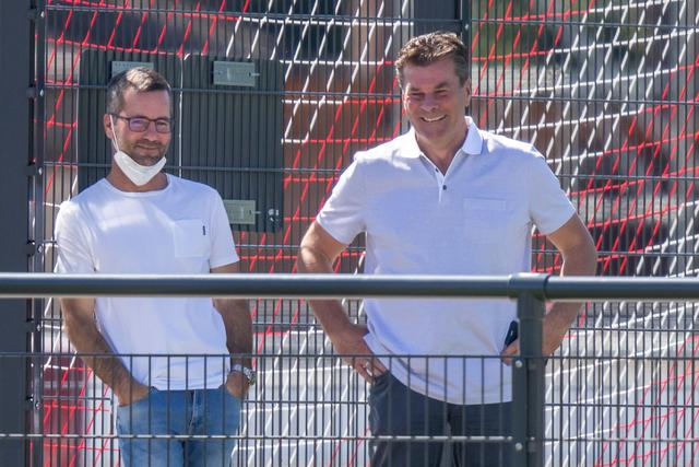 Sportvorstand Dieter Hecking (r) verfolgt den Trainingsverlauf neben Michael Wiesinger, Gesamtleiter des Nachwuchsleistungszentrums beim FCN. | Foto: Daniel Karmann/dpa