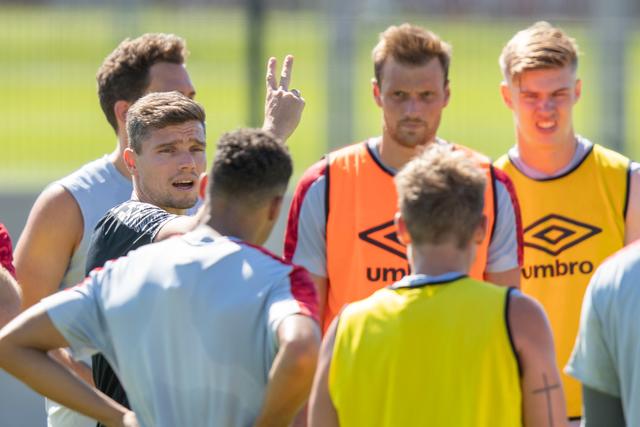 Trainer Robert Klauß (l.) gibt Anweisungen an seine Spieler. | Foto: Daniel Karmann/dpa
