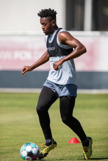  Virgil Misidjan spielt den Ball. | Foto: Daniel Karmann/dpa