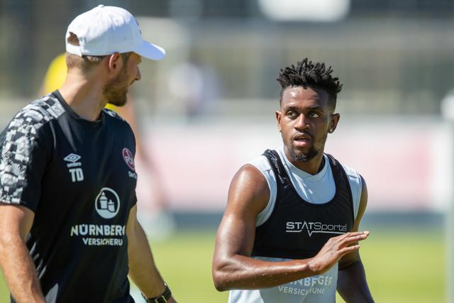 Virgil Misidjan (r.) unterhält sich mit dem neuen Athletiktrainer Tobias Dippert.  | Foto: Daniel Karmann/dpa