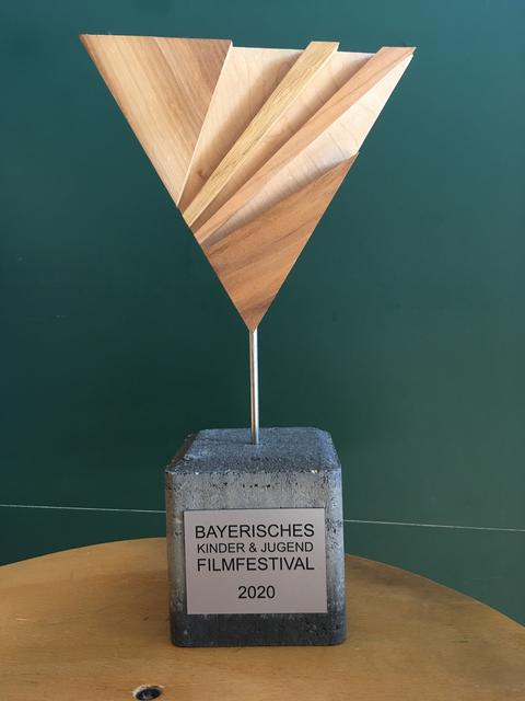 Der Bayerische Kinder- und Jugendfilmpreis steht jetzt in einer Vitrine der Elisabeth Krauß Schule in Oberasbach.