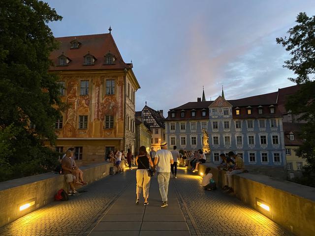 Bambergs Altstadt lockt besonders im Sommer mit seinem einzigartigen Ambiente zum Bummeln am Abend. Die Menschen lieben diese Atmosphäre.