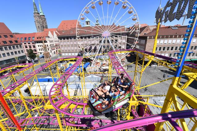 Achterbahn und Riesenrad neben dem Schönen Brunnen. | Foto: Berny Meyer