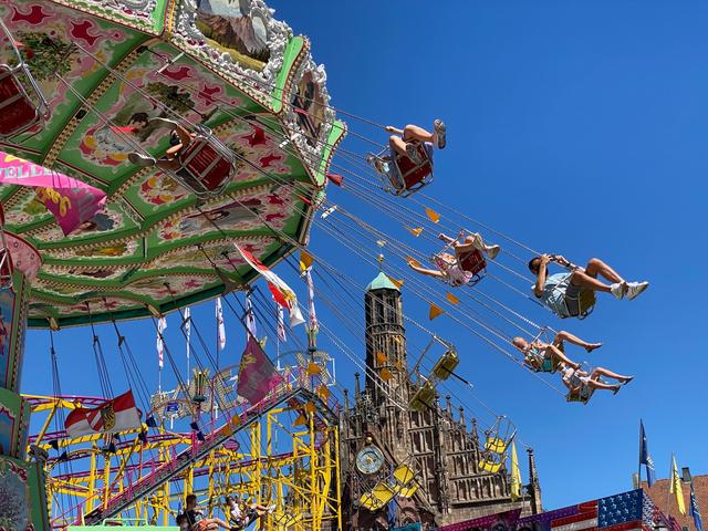 Das Kettenkarussell vor der Frauenkirche gab es noch nie. | Foto: Nicole Fuchsbauer