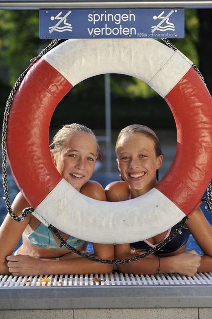Zwei Badenixen kühlen sich im Stadionbad Nürnberg ab. | Foto: Stadt Nürnberg / Christine Dierenbach