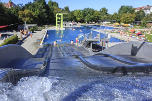 Blick ins Westbad: Großes be­heiz­tes Frei­bad mit 10-Meter-Sprung­turm, Er­leb­nis­be­cken mit Spru­del­lie­gen, Mas­sa­ge­dü­sen und Schau­kel­grot­te, Ball­spiel­wie­se &amp; Beach­volley­ball­feld, Klein­kin­der­be­reich mit drei Kin­der­be­cken (un­ter­schied­li­che Was­ser­tie­fen) sow­ie Gas­tro­no­mie. | Foto: Stadt Nürnberg / Christine Dierenbach