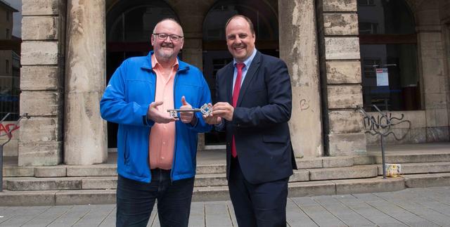 Die Gastgeber: Bürgermeister Christian Vogel (rechts) und Zweiter Werkleiter NürnbergBad Joachim Lächele spendieren die Freikarten für unsere Gewinner(innen). | Foto: André Karambatsos 