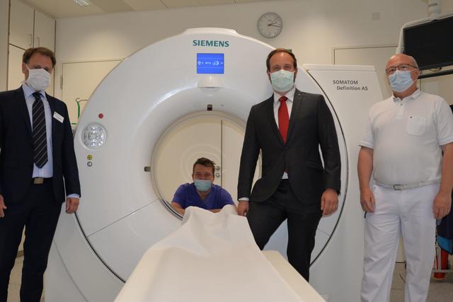 v.l. Geschäftsführer Sven Oelkers, Ärztlicher Direktor Prof. Dr. Jürgen Gschossmann, Dr. med. Hannes Seuß und Dr. med. Gerald Beck, Leitender Oberarzt der Radiologie.