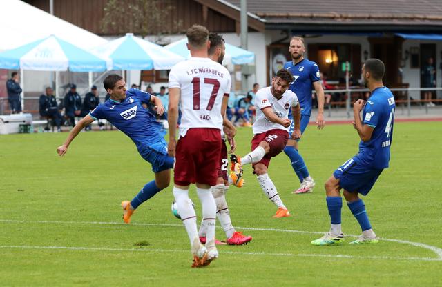 Enrico Valentini (22, 1. FCN), Torschuss.  | Foto: 1. FC Nürnberg/Daniel Marr