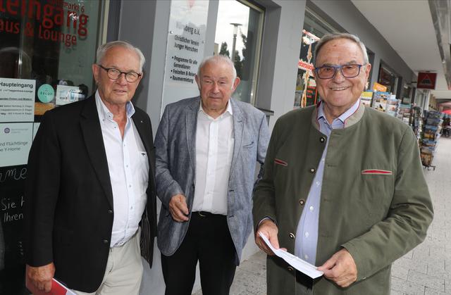 Dr. Wilhelm Polster, Vorstand Manfred-Roth-Stiftung, Stiftungsrat Dr. Günther Beckstein sowie  Klaus J. Teichmann, Stiftungsrat Manfred-Roth-Stiftung (v.l.).   | Foto: Udo Dreier