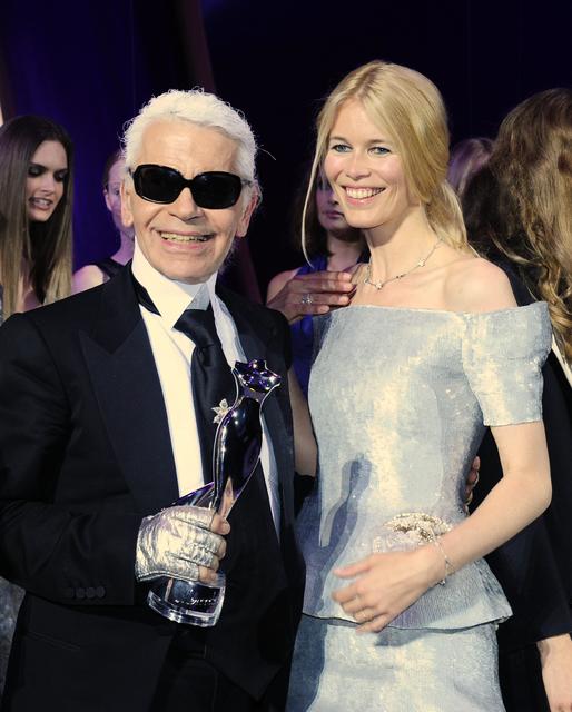 Claudia Schiffer mit ihrem Entdecker und Förderer Karl Lagerfeld (2008).  | Foto: Soeren Stache/dpa-Zentralbild/dpa