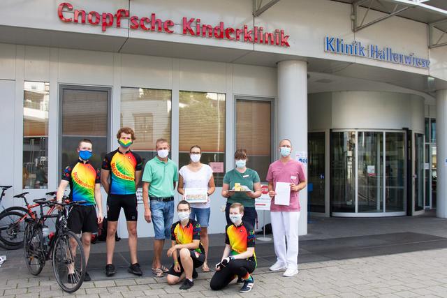 Da aufgrund der Corona-Pandemie kein Besuch auf der Station möglich war, wurden die Regenbogenfahrer vor der Klinik begrüßt. (Von links: Malte Ollenschläger, Christian Kibby. Michael Satzinger mit seiner Tochter, Susan Kertscher, Pfleger David, vorne: Sarah Prescher, Tanja Seitz)